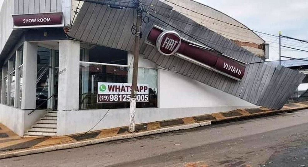 Loja no centro de Pirassununga atingida pelo temporal de sábado (9). — Foto: Redes sociais
