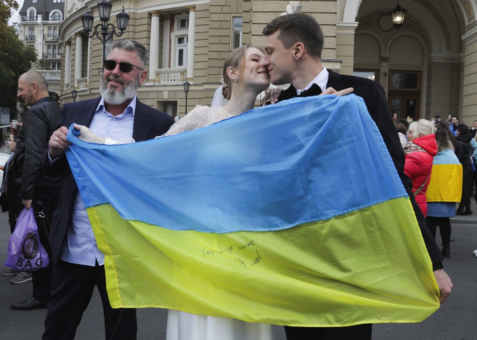 Moradores de Kherson recém-casados e refugiados em Odesa celebram reconquista da cidade pelas tropas ucranianas, em 11 de novembro de 2022. — Foto: Nina Lyashonok/ AP