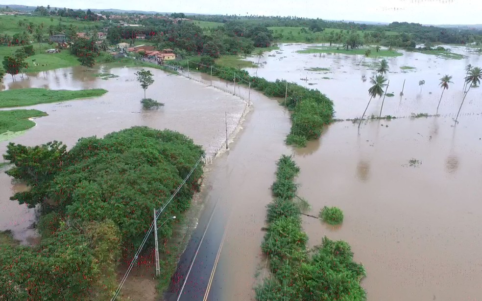 Imagem aérea da cidade do Conde, na Bahia, após rio transbordar — Foto: Divulgação/Prefeitura do Conde