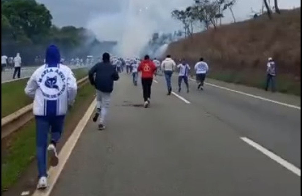 Organizadas de Cruzeiro e Palmeiras se enfrentam na rodovia Fernão Dias, em MG