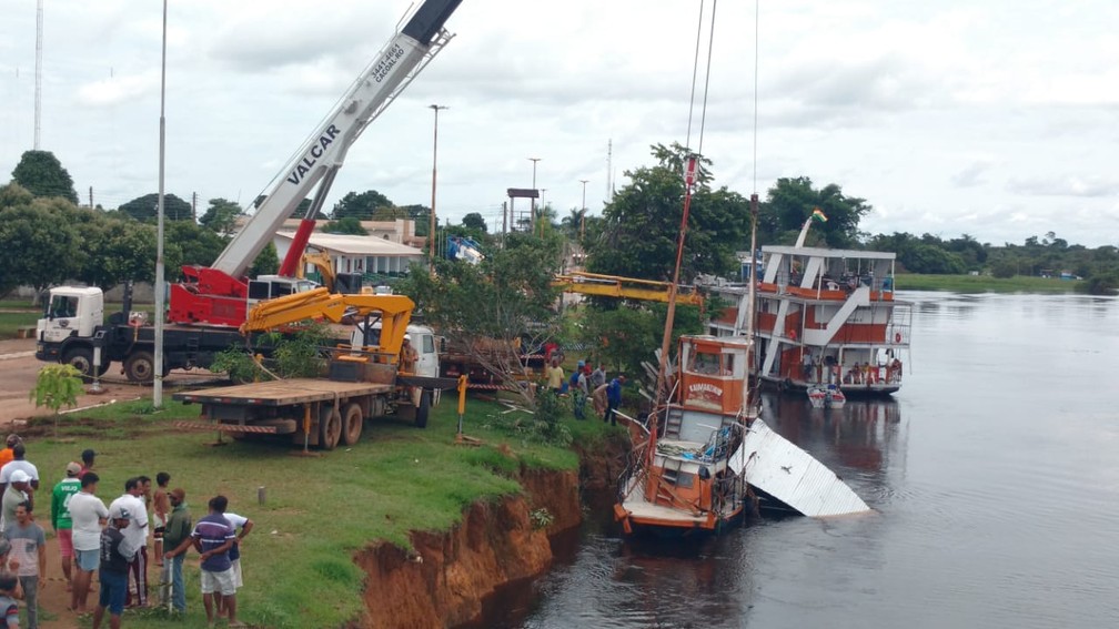 Embarcação foi retirada por três caminhões e dois tratores nesta quinta-feira (9) em Pimenteiras do Oeste.  — Foto: Arquivo pessoal