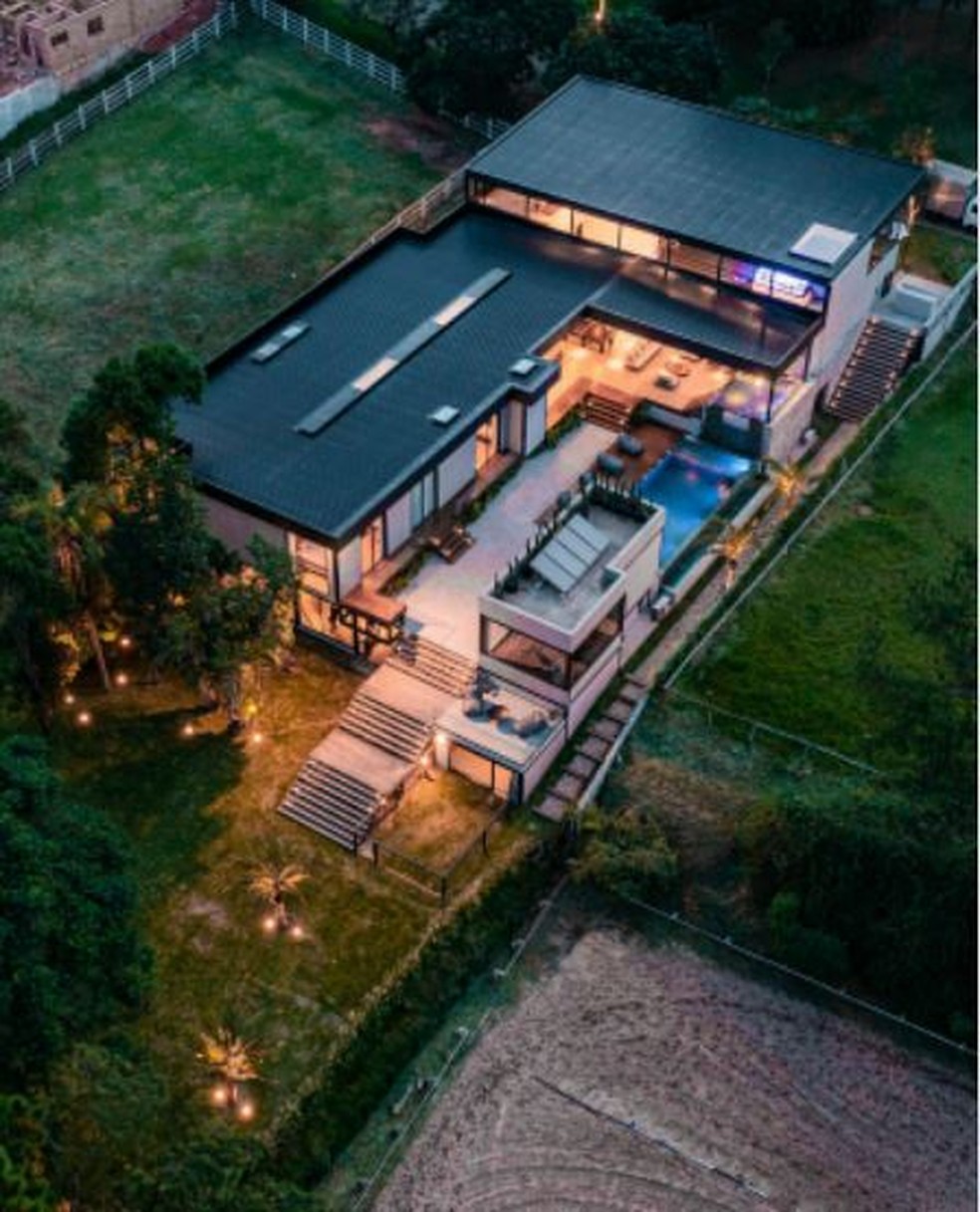 Imagem aérea da casa da influenciadora Boca Rosa — Foto: Lucas Felt/Divulgação