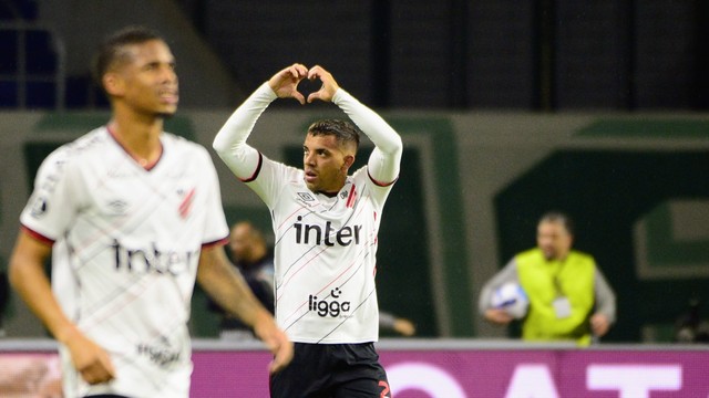 Terans faz coração com as mãos após fazer o gol da classificação do Athletico diante do Palmeiras