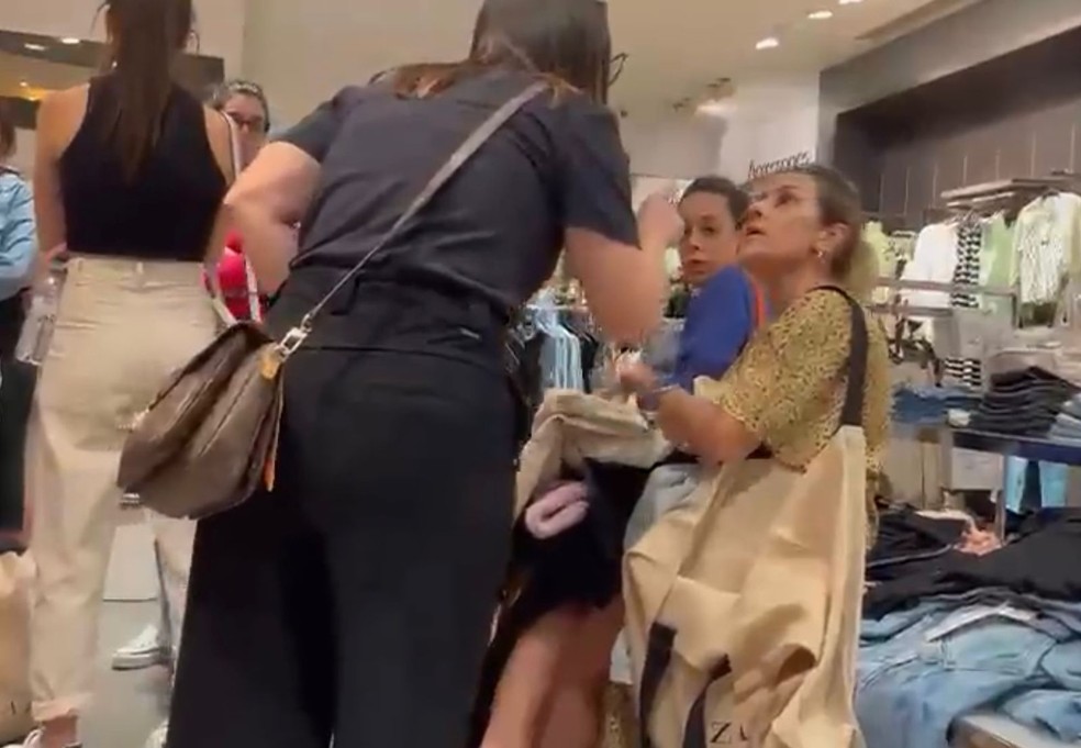 Mulheres saem no tapa em loja e treta viraliza  — Foto: Reprodução/Twitter