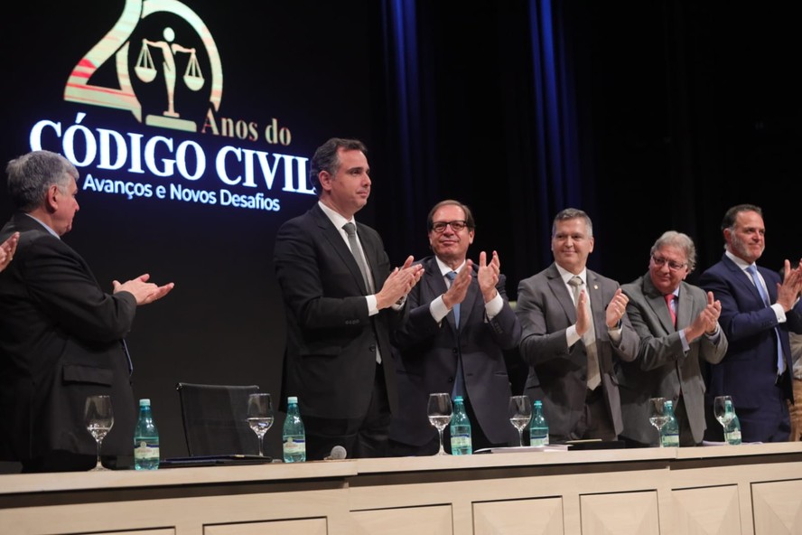 Congresso celebra os 20 anos do Código Civil e homenageia ex-ministro Paulo Sanseverino, do STJ. Na foto, da esquerda para a direita: o vice-presidente do Consepre, Marcos Alaor Granjeia; o presidente do Senado Rodrigo Pacheco; o ministro do STJ Luís Felipe Salomão; o ministro do TST Douglas Alencar Rodrigues; o reitor da Uninove Eduardo Storopoli; e o diretor de pós-graduação da Univove, Rodrigo Capez.