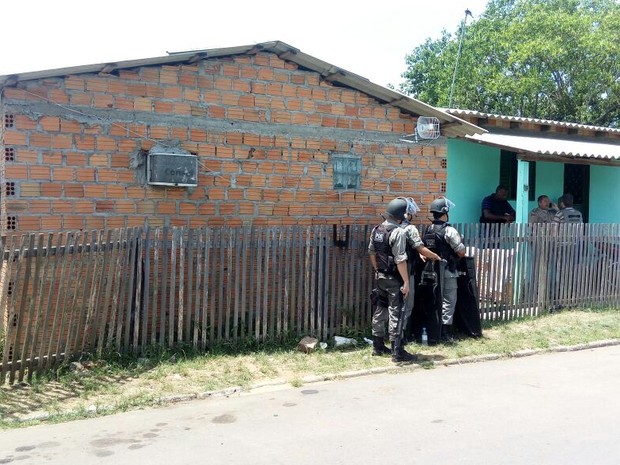 Após salvar criança, polícia negocia para liberar mãe  (Foto: Divulgação/Brigada Militar)