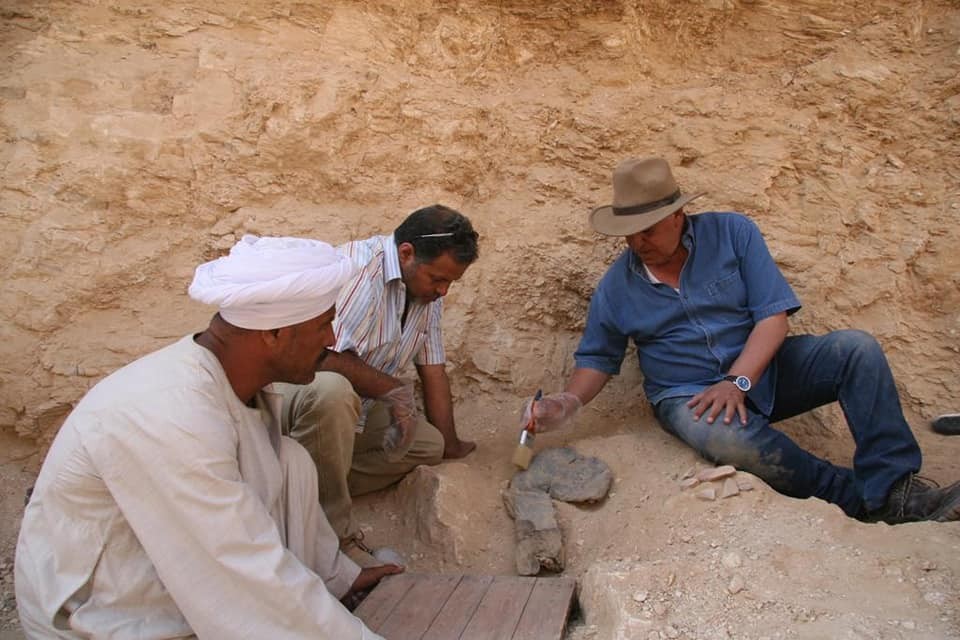 Arqueólogos descobriram 30 oficinas que produziam móveis e artefatos funerários (Foto: Facebook Ministry of Antiquities)