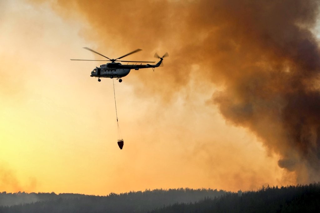 Helicóptero trabalha para combater chamas em Bodrum, na província turca de Mugla (Foto: Reprodução/Twitter @ahmetarasbodrum)