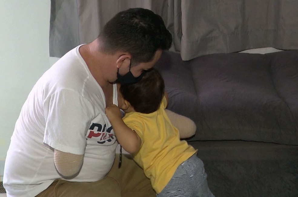 Após perder os braços um dia antes do nascimento do 1º filho, homem tenta conseguir próteses e poder segurar a criança