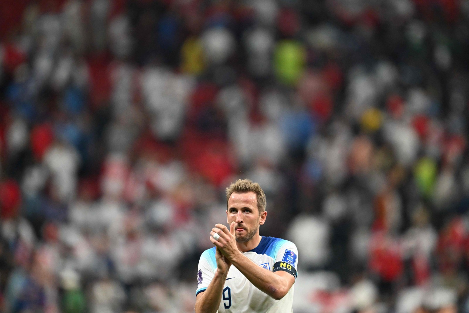 Atacante número 9 da Inglaterra, Harry Kane, aplaude os torcedores no final da partida  — Foto: Kirill KUDRYAVTSEV / AFP