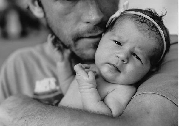 O campeão olímpico de esqui alpino Bode Miller com seu bebê recém-nascido (Foto: Instagram)