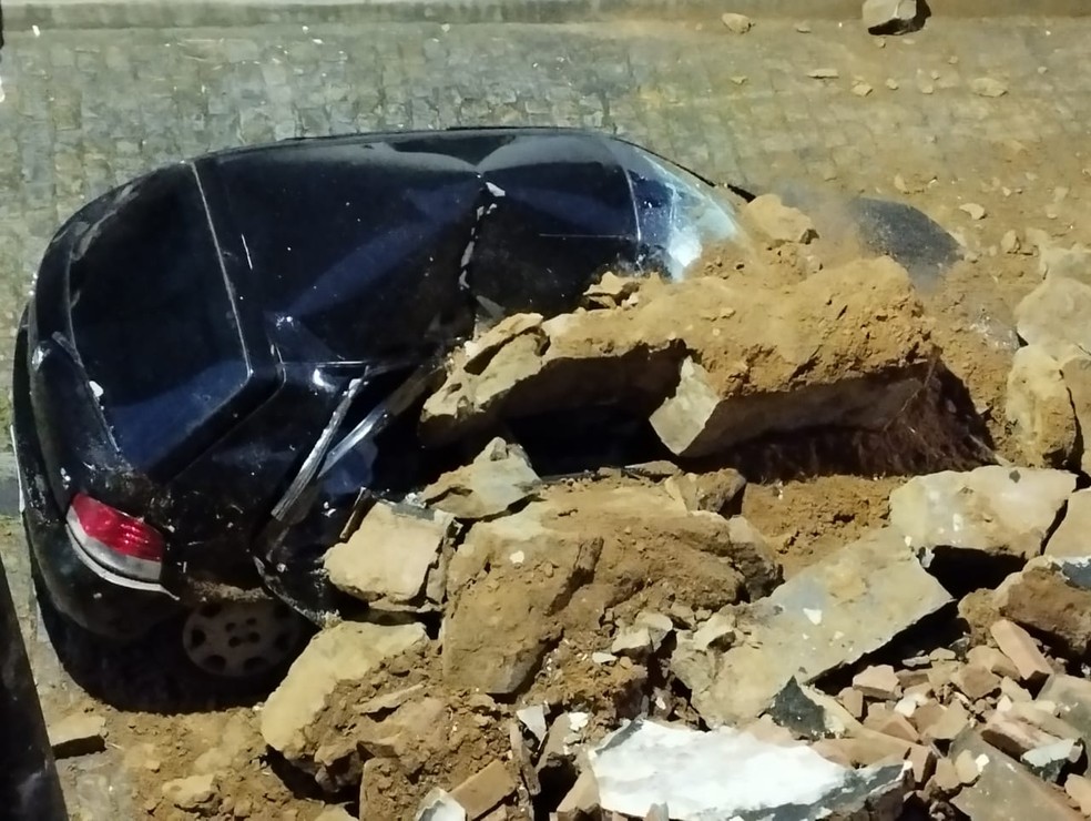 Um carro foi destruído pelo desmoronamento — Foto: Corpo de Bombeiros/Divulgação