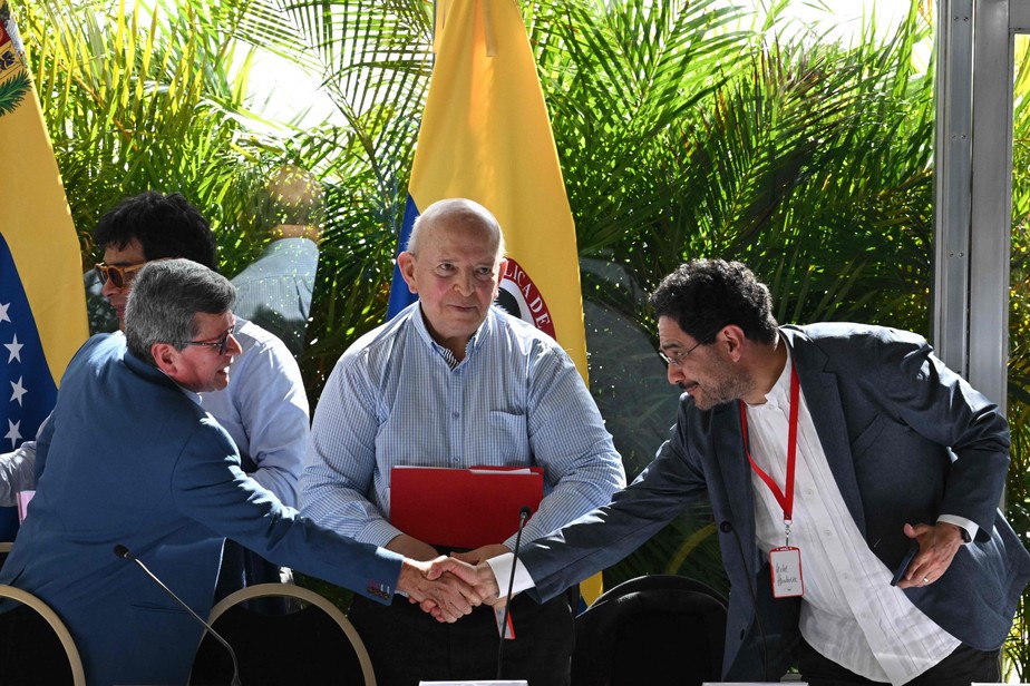 Membros do governo colombiano e do ELN em mais uma rodada de negociações de paz, em Caracas
