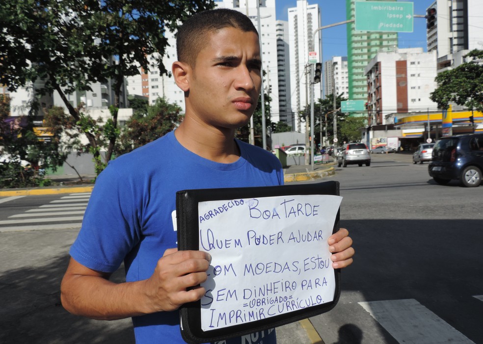 Desempregado, William Douglad pede e, ao mesmo tempo, agradece pela ajuda dada por motoristas no trÃ¢nsito recifense (Foto: Marina Meireles/G1)