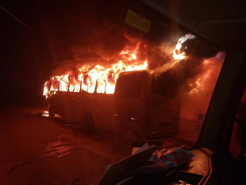 Ônibus fica completamente destruído ao pegar fogo em MS 