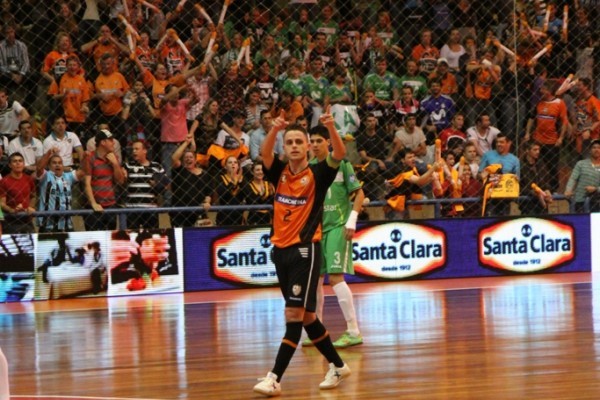 Fixo Rodrigo do Carlos Barbosa comemora gol na final Copa Intercontinental de futsal (Foto: Renato Zaro/ACBF)