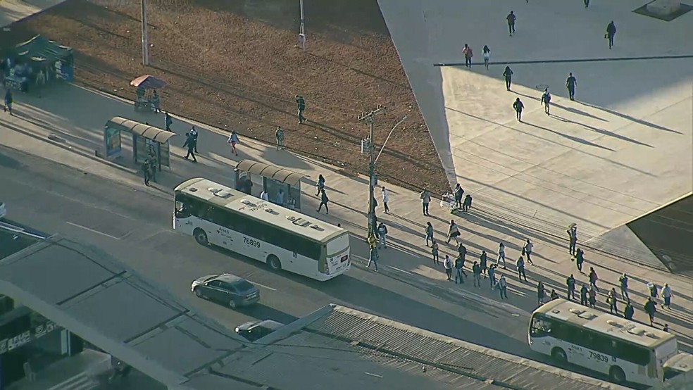 Parada de ônibus em Ceilândia, no DF — Foto: TV Globo/Reprodução