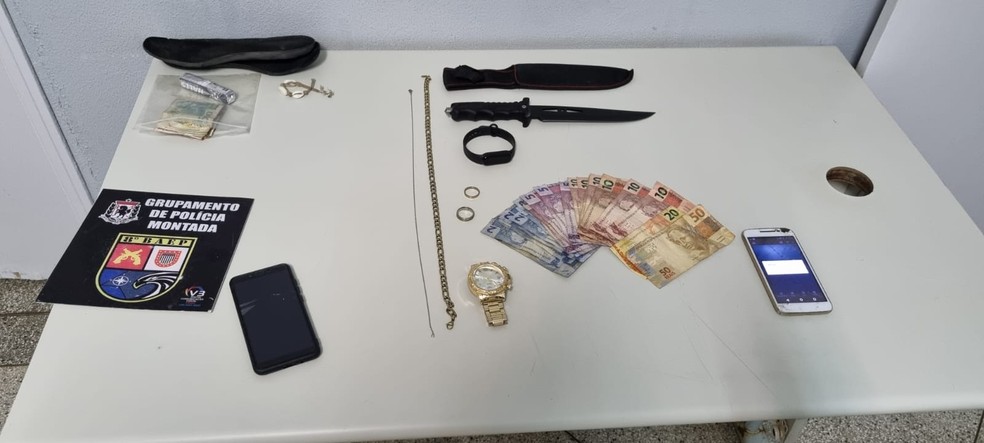 Com o suspeito foram apreendidos relógios, eletrônicos, anéis e pulseiras — Foto: Polícia Civil/Cedida
