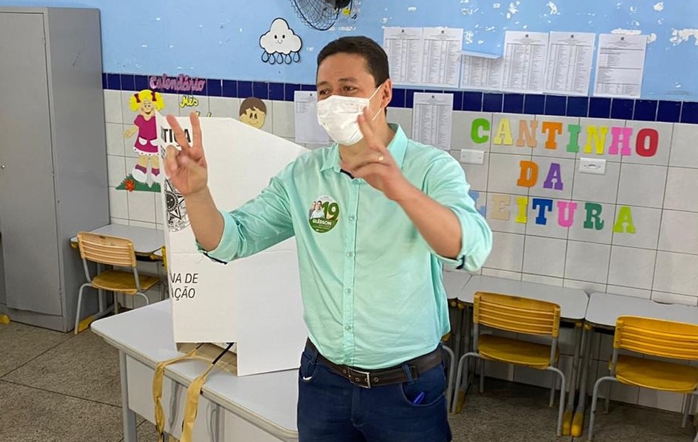 Glêdson Bezerra (Podemos), candidato à Prefeitura de Juazeiro do Norte,  votou por volta das 10h20, em uma escola no Bairro Limoeiro. — Foto: Edson Freitas/ SVM