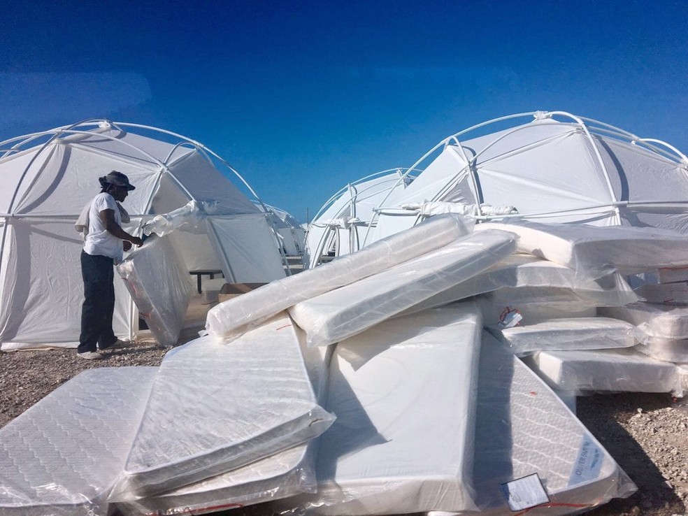  Colchões e barracas montadas para o Fyre Festival, em Exuma, Bahamas (Foto: Jake Strang via AP)