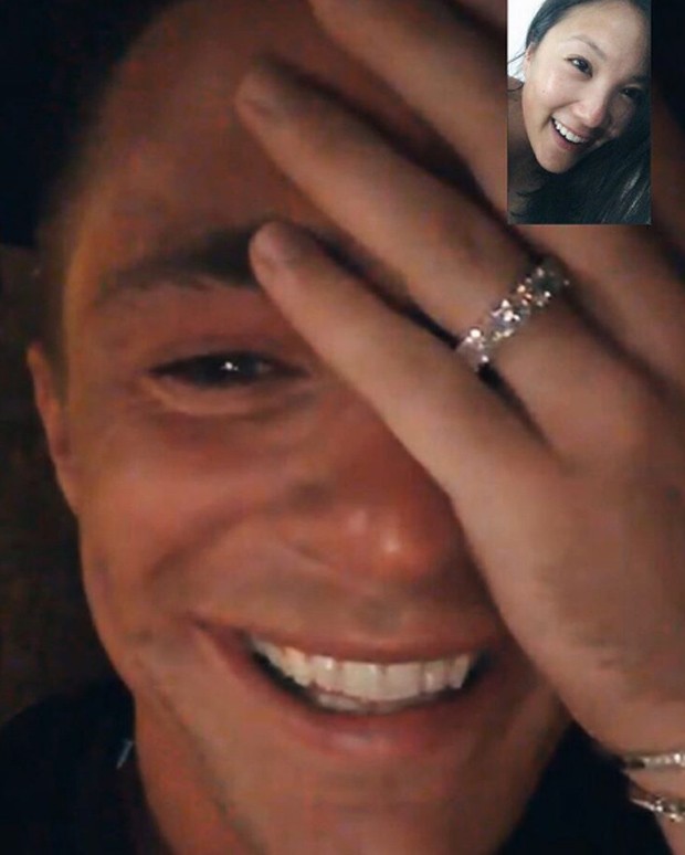 Colton Haynes mostra aliança de noivado à melhor amiga na web (Foto: Reprodução/Instagram)