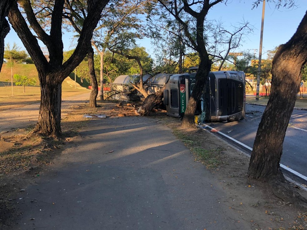 Carreta com cerca de 30 mil litros de álcool tomba em Ipatinga — Foto: Corpo de Bombeiros/Divulgação