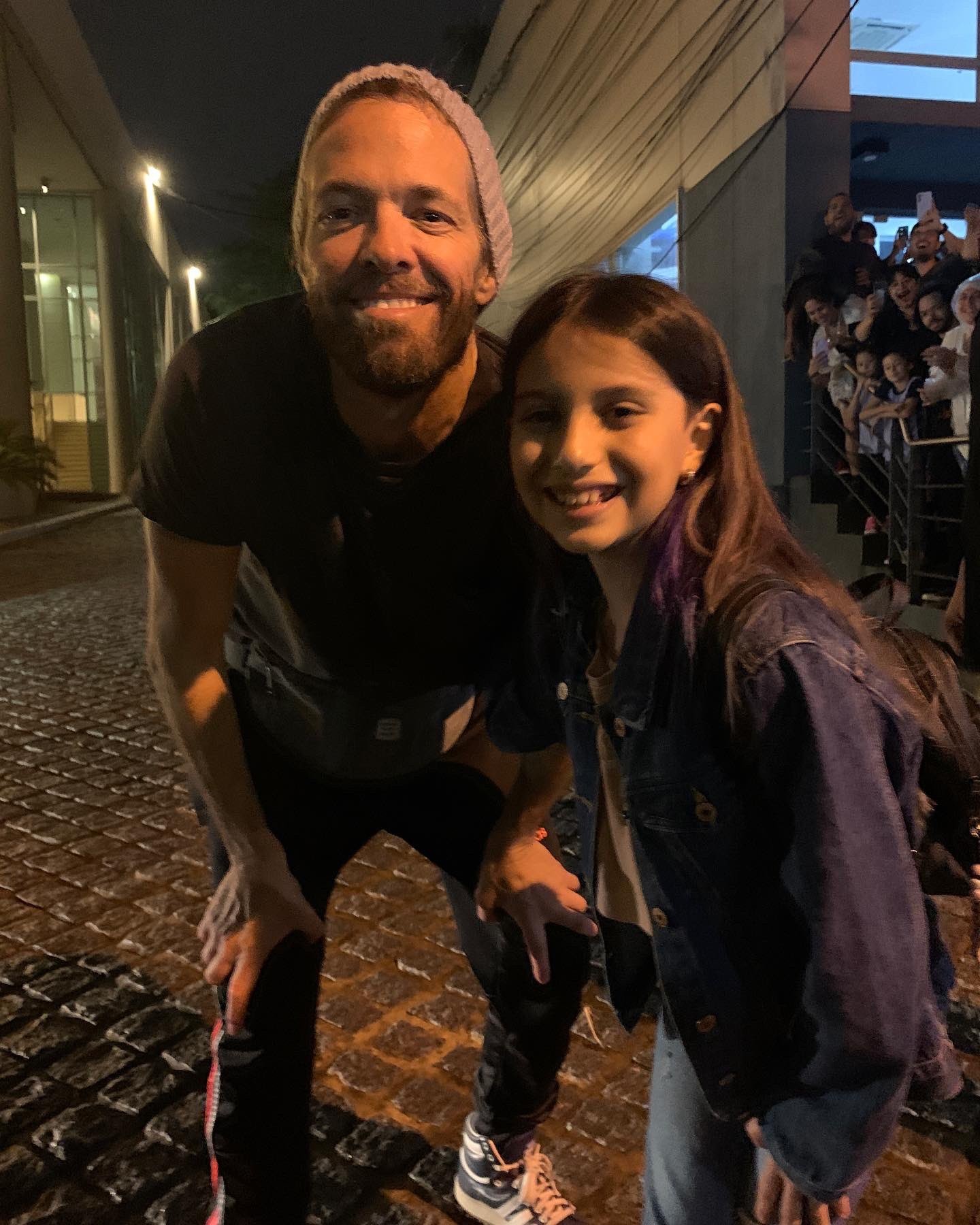 Taylor Hawkins, do Foo Fighters, ao lado da pequena Emma Sofía Peralta (Foto: Reprodução/Twitter/@Julius_GPC)