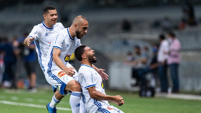 Jogadores do Cruzeiro comemoram gol de Machado, contra a Ponte Preta