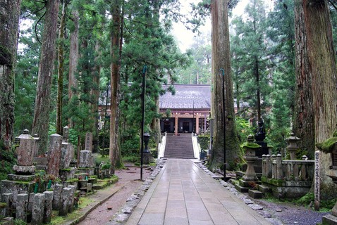 Okunoin, o santuário interior do monte Koya, no Japão. Um cemitério de 2 km separa a entrada deste santuário, no qual há cedros milenares e mais de 200 mil sepulcros e lápides