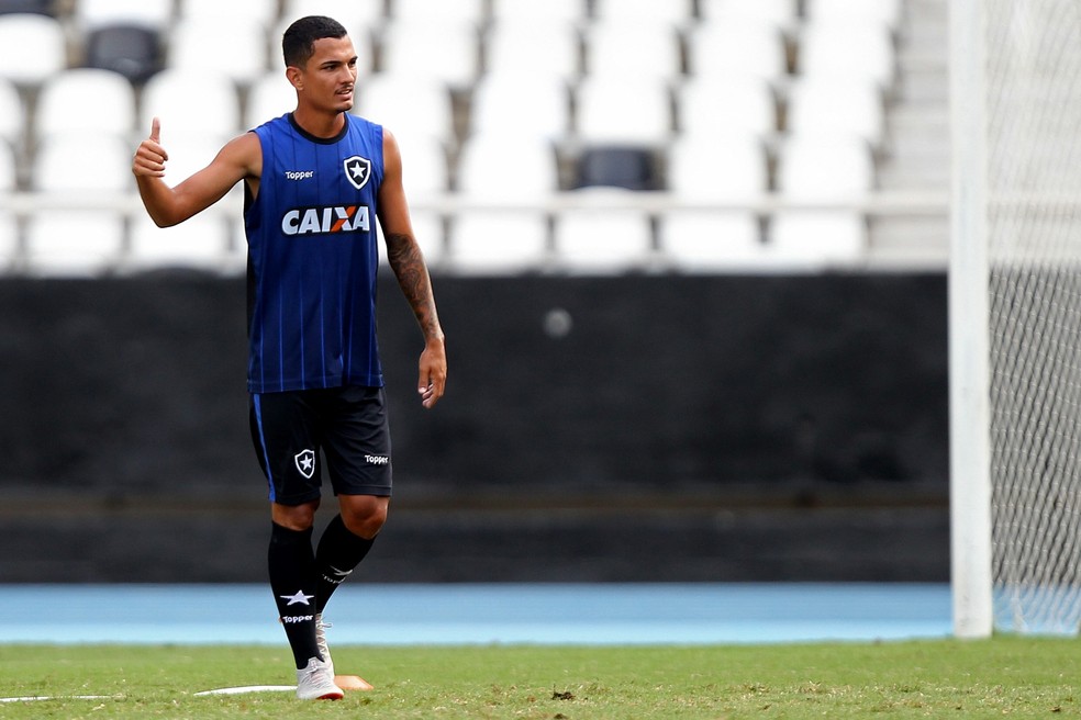 Jovem Alessandro é uma aposta de baixo custo da diretoria para 2019 — Foto: Vitor Silva/SS Press/Botafogo