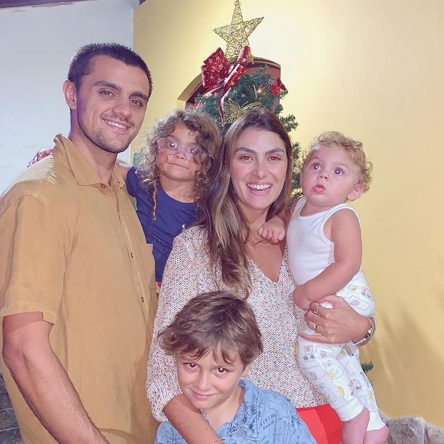 Felipe Simas, Mariana Uhlmann e os filhos (Foto: Reprodução/Instagram)