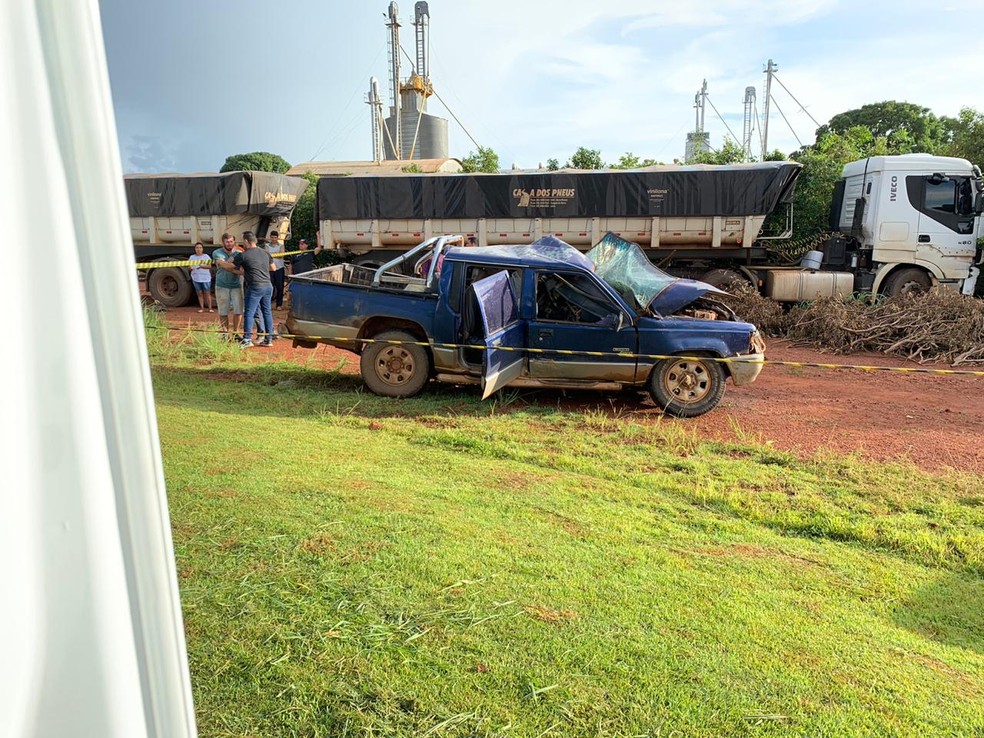 Colisão entre caminhonete e carreta foi lateral — Foto: Intervias/Divulgação