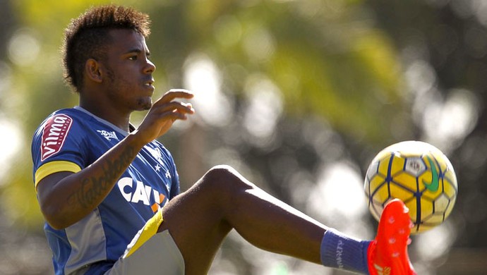 Marcos Vinícius comemora volta com vitória e acredita em sonho na reta final