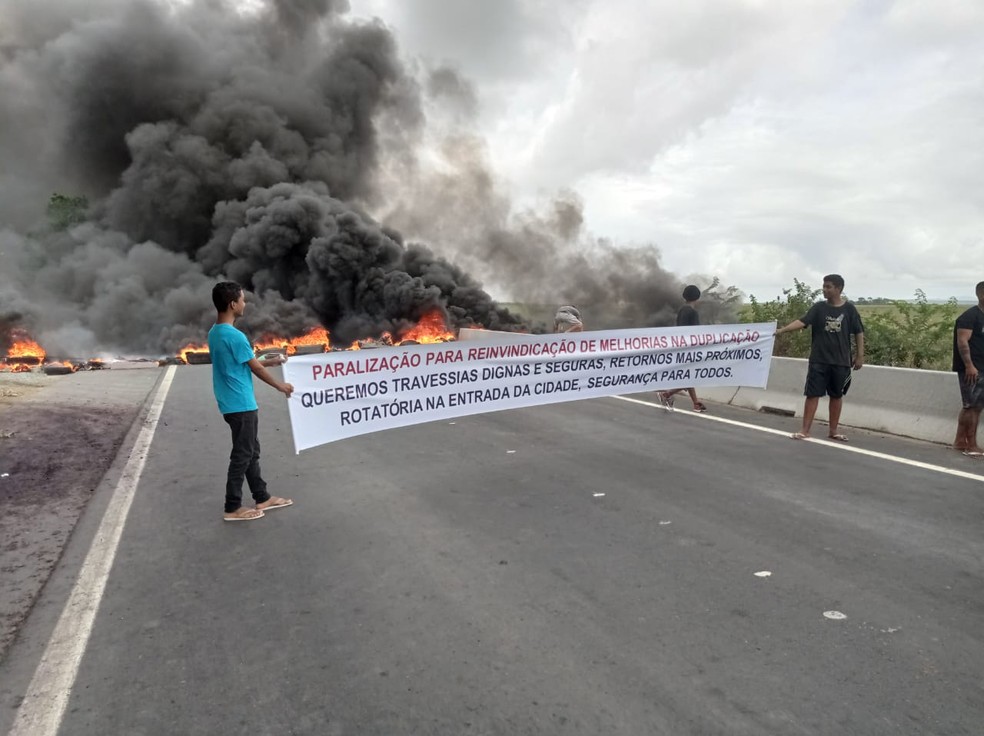 Manifestantes também pedem construção de passarela que garanta segurança à população — Foto: Hakkenen Helrisson