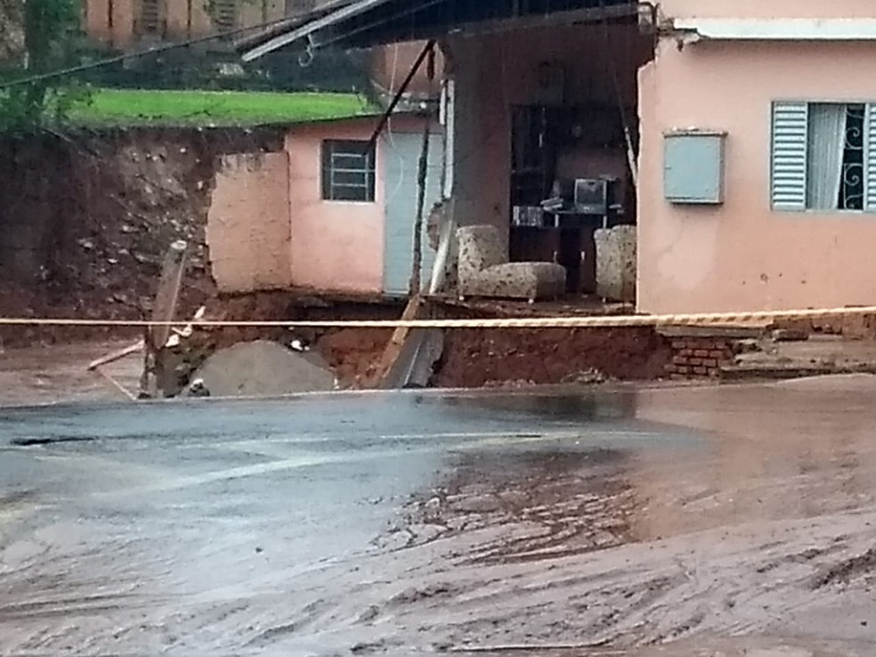 Casas desmoronaram e famílias ficaram desabrigadas após tempestade em Botucatu — Foto: Arquivo pessoal/André Emílio