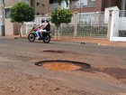 Motoristas desviam de buracos pela contramão na zona sul de Ribeirão