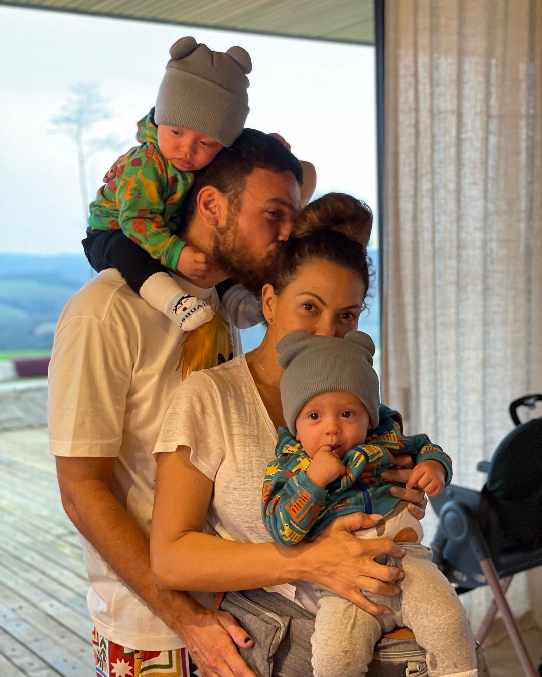 Emilio Dantas e Fabiula Nascimento com os filhos gêmeos (Foto: Reprodução Instagram)
