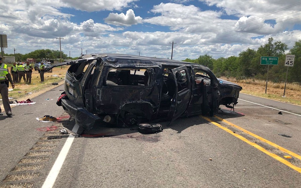 Imagem compartilhada por David Caltabiano mostra uma SUV na Texas Highway 85 em Big Wells, Texas, apÃ³s acidente durante perseguiÃ§Ã£o de agentes da fronteira, no domingo (17) (Foto: David Caltabiano/KABB/WOAI via AP)