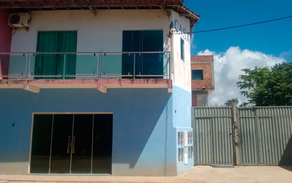 Frente da casa do ex-vereador que foi morto em Porto Seguro (Foto: Taísa Moura/Tv Santa Cruz)