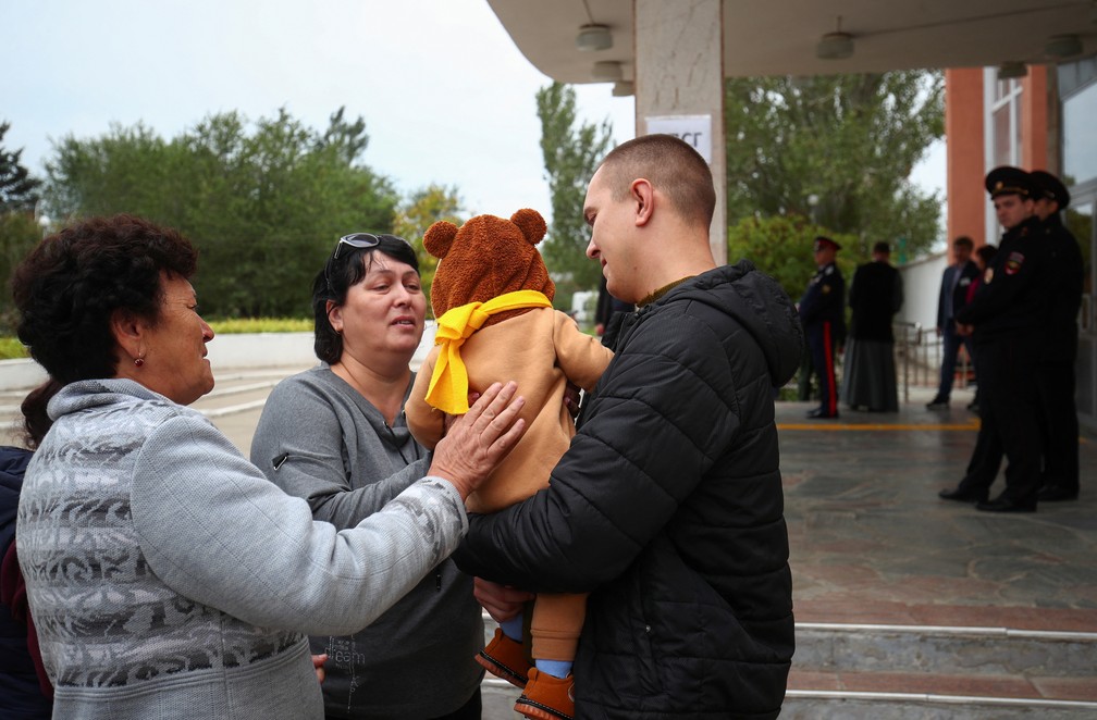 Reservista russo se despede de parentes antes de sua partida para uma base militar — Foto: Reuters/Stringer