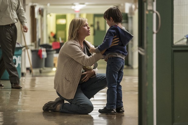 (l to r.) Charlize Theron as Marlo and Asher Miles Fallica as Jonah star in Jason Reitman's TULLY, a Focus Features release. (Foto: Diamond Films/Divulgação)