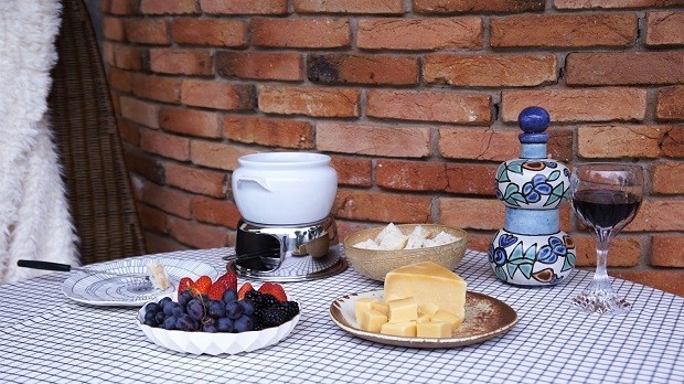 Como fazer fondue: aprenda 5 receitas e dicas para montar a mesa (Foto: Casa Vogue)