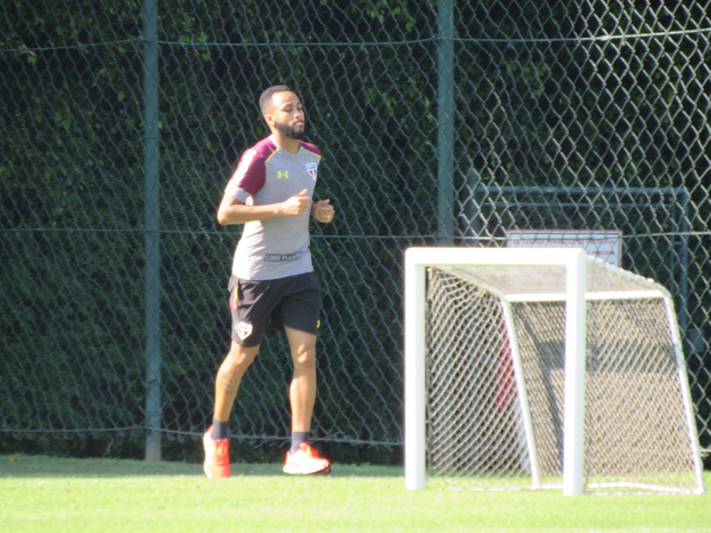 Wesley corre no gramado em treino do São Paulo, mesmo fora do Choque-Rei