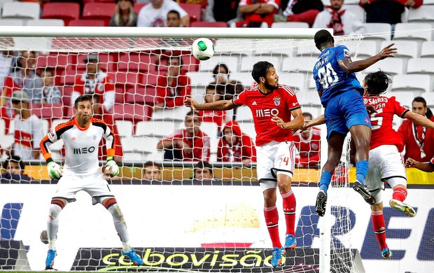 Ezequiel Garay jogo Benfica contra Belenenses (Foto: Reuters)