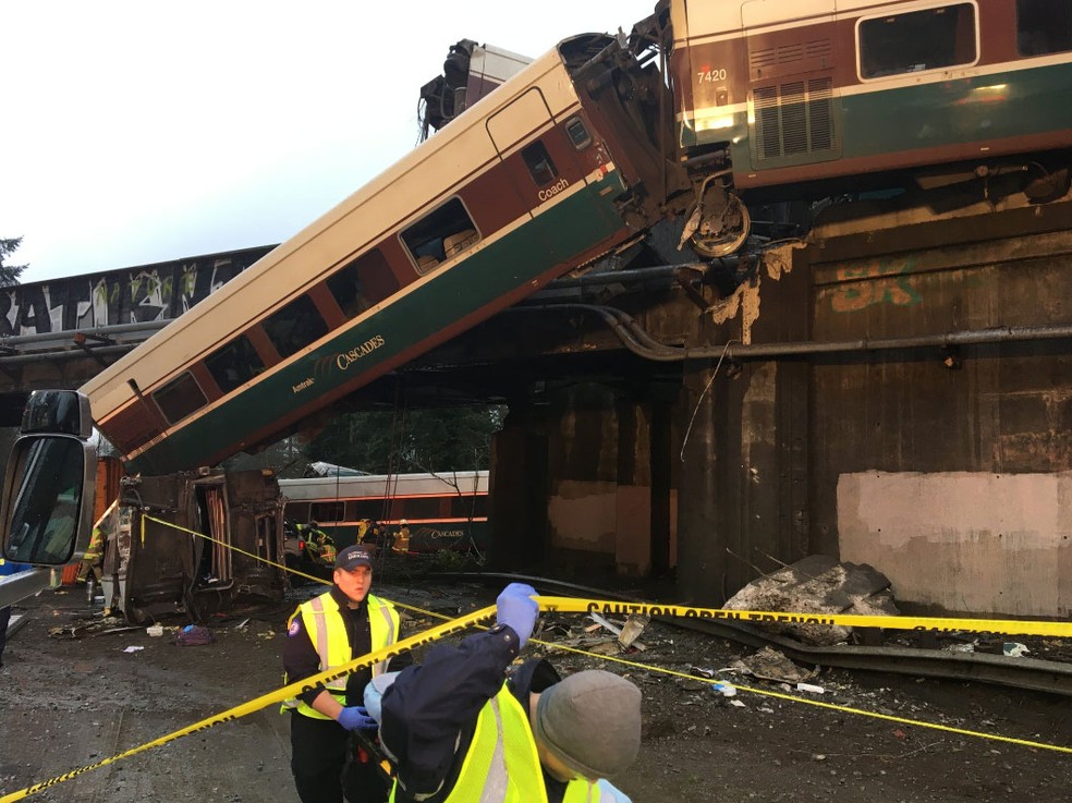 Imagem mostra trem que descarrilou nesta segunda-feira (18) no estado de Washington, nos EUA (Foto: Reprodução/ Twitter/ Pierce Co Sheriff)