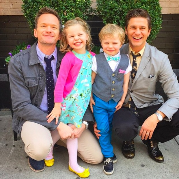 Niel Patrick Harris, seu esposo Gideon Scott Burtka-Harris, e os filhos adotados Harper Grace Burtka-Harris (Foto: Reprodução/ Instagram)