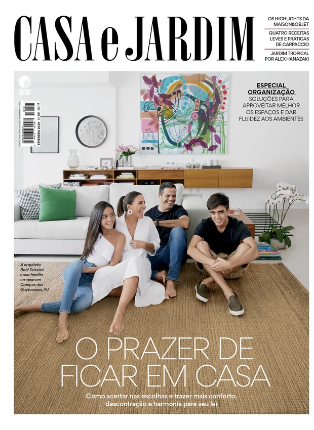 A arquiteta Babi Teixeira e sua família na casa em Campos dos Goytacazes, RJ (Foto: Alexandre Neves / Editora Globo)