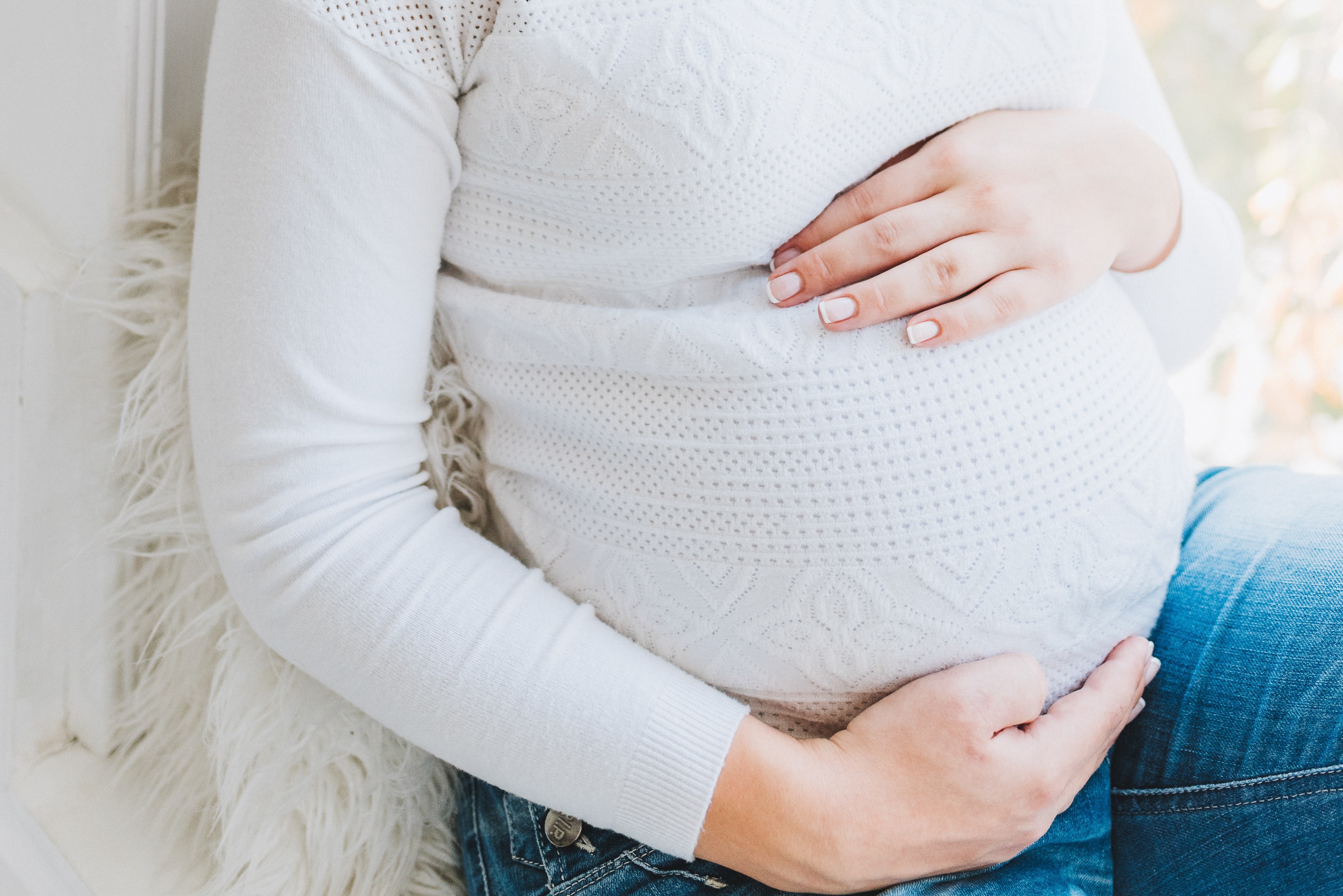 Transmissão de Covid-19 entre grávida e bebê é incomum, segundo estudo (Foto: Unsplash)