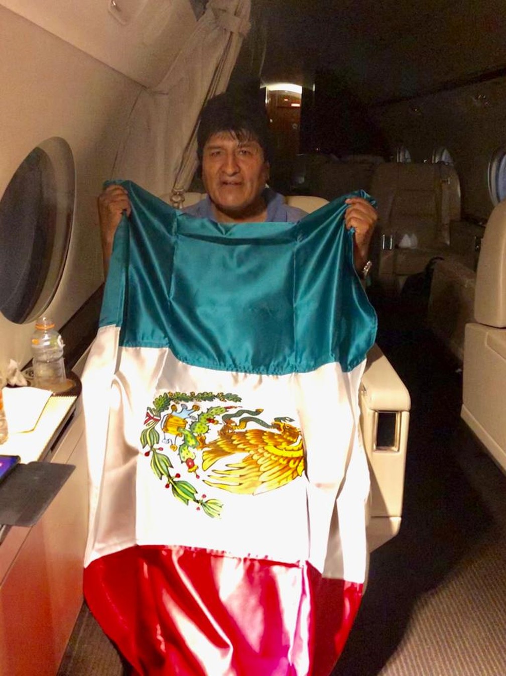 Evo Morales a bordo de avião que o levou para o México — Foto: Chanceler mexicano Marcelo Ebrard / Twitter