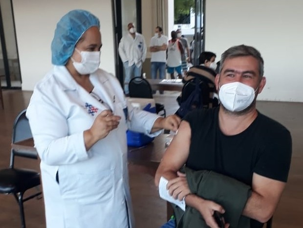 Thierry Figueira é vacinado contra Covid-19 (Foto: AgNews)